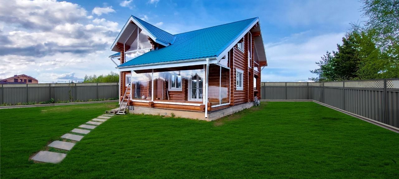 Мягкие окна на веранде загородного дома в городе Фокино